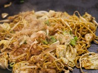 鳥取県のB級グルメを代表するような風味豊かなメニュー。豚のシロコロと牛の大腸が同じ割合で入っています。飲んだ後の〆の料理としても最適。