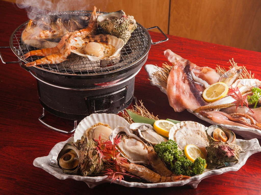 内容を自分流にカスタマイズできる『海賊焼きセット』（一人前）1階は炭火焼き、2階が溶岩焼き