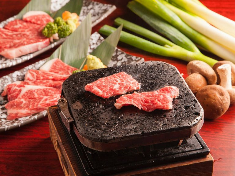 脂と赤身のバランスが絶妙な『溶岩焼　鳥取和牛A４ロース』
