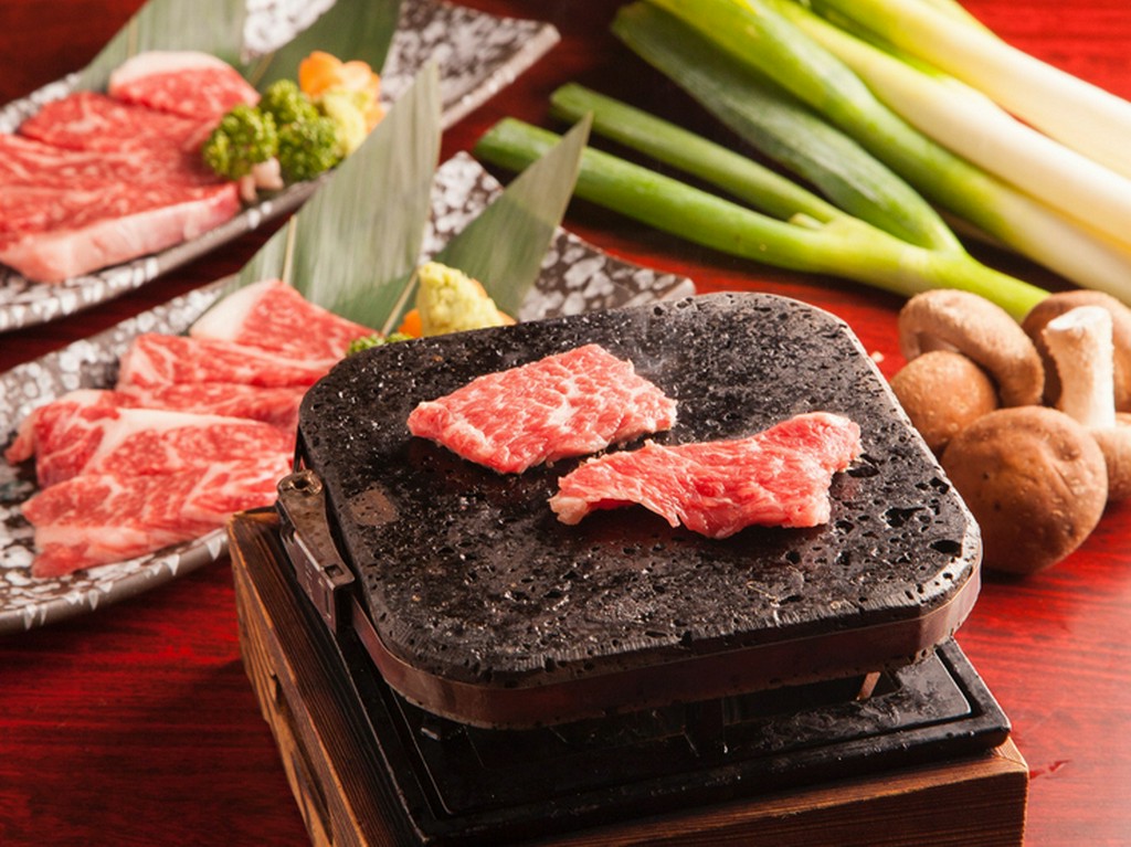 脂と赤身のバランスが絶妙な『溶岩焼　鳥取和牛A４ロース』
