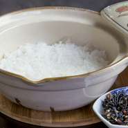 〆に欠かせないご飯は「土鍋」でじっくり炊き上げます。米本来のおいしさが味わえます。