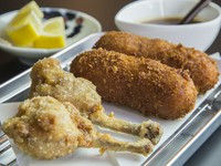 人気のコロッケやからあげも自家製です。各400円