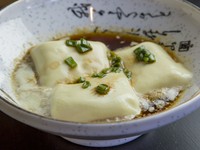 絹ごし豆腐を使い、やわらかに仕上げたやさしいお味。特製醤油だれをかけて供されます。