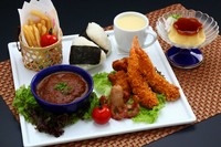 煮込みハンバーグ、海老フライ、鶏から揚げ、フライドポテト、、おにぎり、コーンスープ、うどん、茶碗蒸し