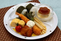 海老フライ、鶏のから揚げ、フライドポテト、玉子焼き、おにぎり、うどん、デザート
