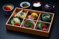 鮪造り、煮込みハンバーグ、海老天麩羅、焼き魚と出汁巻き玉子、茶碗蒸し、野菜サラダ、ご飯、赤出汁、漬物、季節のフルーツ