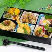 「日本料理 かがりや」のお食事をご家庭でお召し上がりいただけます。
前菜/お造り/煮物・揚物/和え物(2種)/御飯/香の物/甘味　
※ご予約は当日の2日前まで・2人前より承ります。