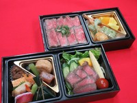 日本料理かがりや特製のはなやかなちらし寿司弁当をお楽しみ下さい。
〈一段目〉ちらし寿司(海鮮)・春の和え物2種
〈二段目〉天麩羅・焼き魚・季節のフルーツ