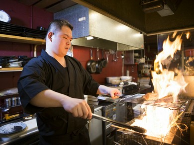 美味しい藁焼きを食べながら、二人の距離を縮めて