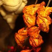 スパイスに漬け込んだ骨付き鶏肉の串焼き『タンドリーチキン』は、タンドールと呼ばれる「釜」で焼き上げます。スパイスはもちろんのこと「釜」もインドから取り寄せたもの。本場の味を日本でも味わえます。