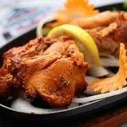 タンドールで焼いた骨付きのチキン