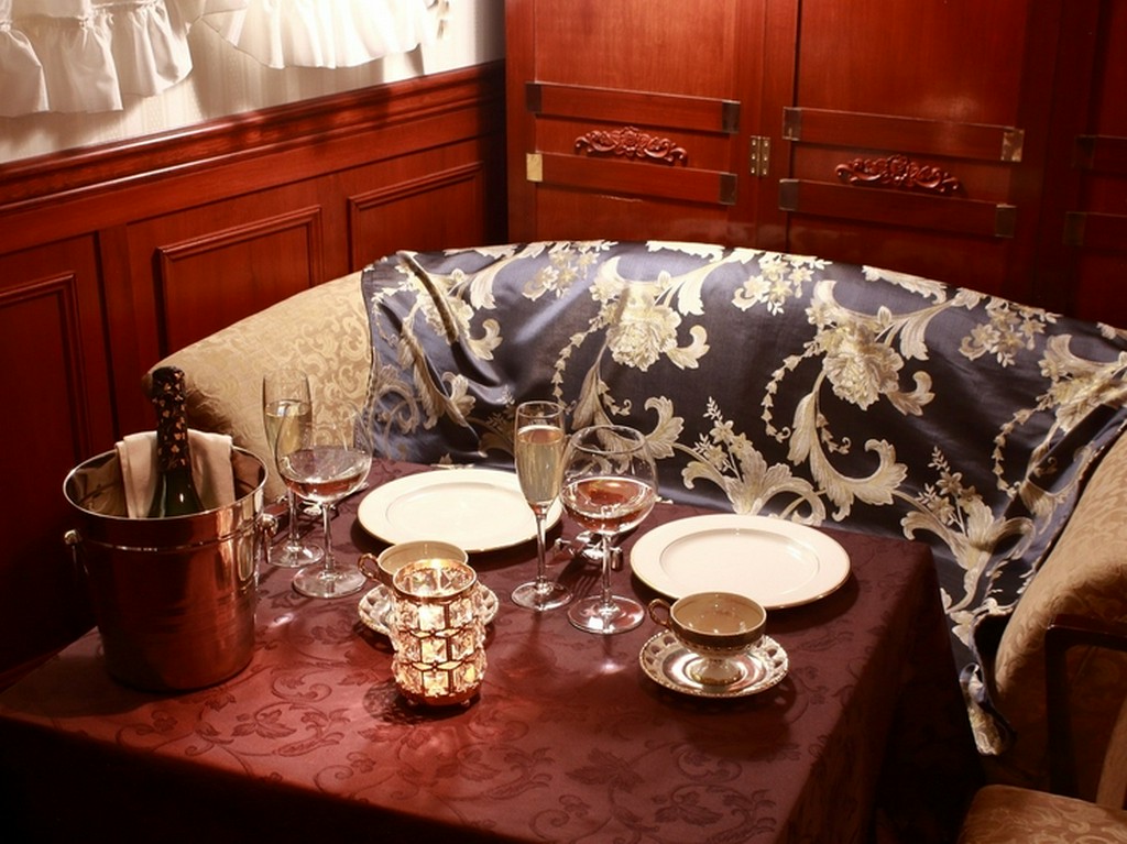 距離が縮まる「半個室風ペアソファ席」でロマンチックなひと時を