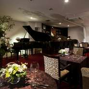 ラグジュアリーな雰囲気を作り出すソファやテーブル、絵画などのインテリア。美しいクラシックの音色に酔いしれるひと時は思い出の一ページとなります。二次会や各種パーティ、ピアノ発表会などに。