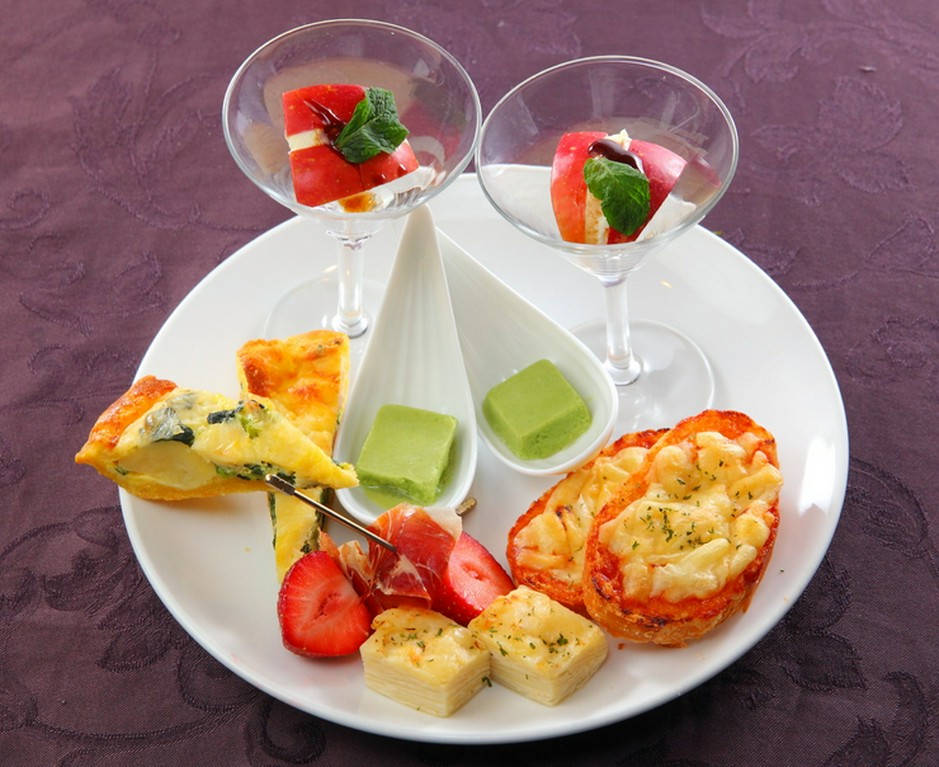 旬の食材を使った華やかな見た目も楽しい『前菜盛り合わせ』 （2名様分）