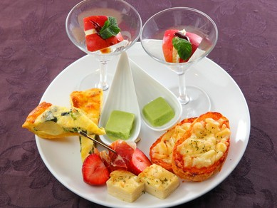 旬の食材を使った華やかな見た目も楽しい『前菜盛り合わせ』 （2名様分）