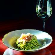 特製ジェノバソースのバジルは自社畑で収穫したばかりのものを使用。生ハムの塩気と旨みが相性抜群です。