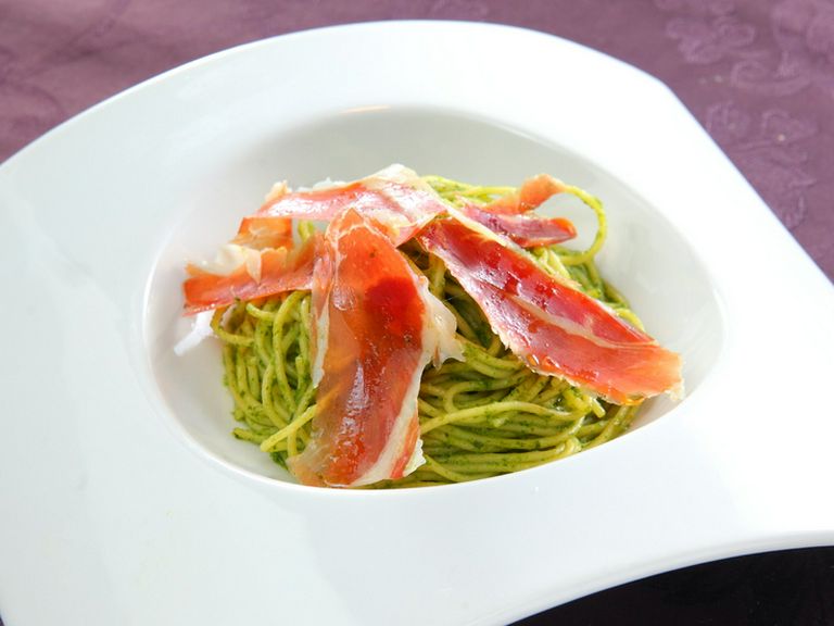 香り高い珠玉の逸品『生ハムのジェノベーゼスパゲティ』