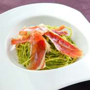 特製ジェノバソースのバジルは自社畑で収穫したばかりのものを使用。生ハムの塩気と旨みが相性抜群です。