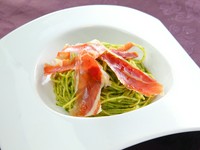 特製ジェノバソースのバジルは自社畑で収穫したばかりのものを使用。生ハムの塩気と旨みが相性抜群です。