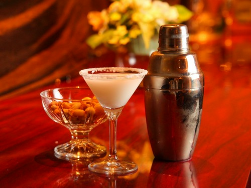 本格カクテルを傾けながら