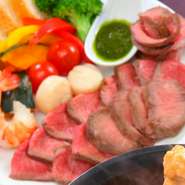 火の入れ具合には常に注意を欠かさない『ローストビーフ』は、仕上げるまで一瞬も気を抜くことはできません。焼いては休ませて肉汁を落ち着かせ、また焼き上げる工程を経て、ジューシーで豊かな風味に仕上がります。