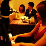 洗練されながらも気軽に利用できるカジュアルラグジュアリーな雰囲気です。毎夜、クラシックから洋楽、邦楽、ディズニー、ジブリなど幅広く生演奏。リクエストもできますのでサプライズなどご相談ください。