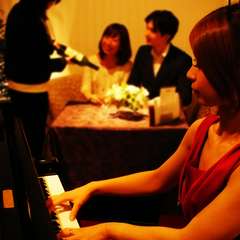 生演奏に浸りながらゆったり二人の時間を