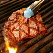 ナラ・クヌギ・カシ・アベマキ、お肉に最も合う4種類の「薪」を使った熾火焼きで、香りと風味豊かに焼き上げます。お肉は格付けランク最高級のUSDAプライムビーフを使用。
