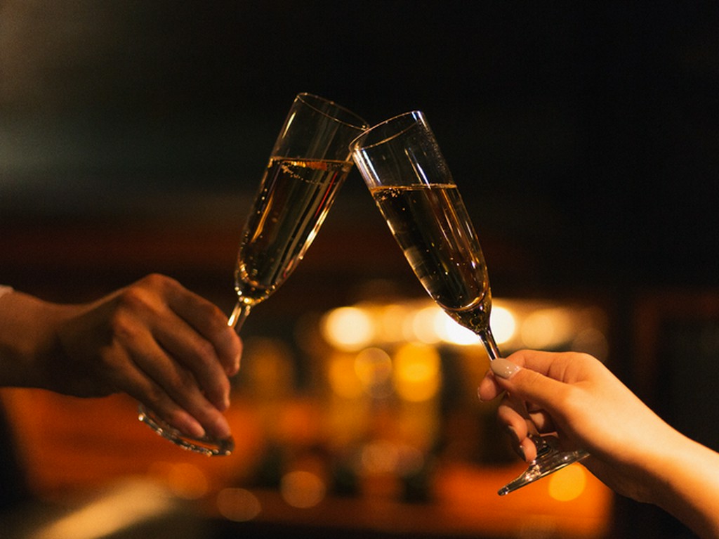 店内を見渡せるカップルシートは記念日にもオススメ