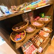 駄菓子コーナーでは、小学生以下の子供限定で駄菓子3つとおもちゃを無料でサービス。広々とした座敷も用意されているので、お子さま連れでも安心して利用できます。