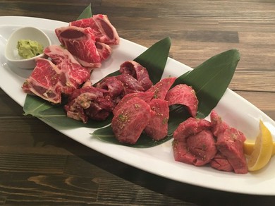 あらゆる魅力が、ひと皿で楽しめる『元祖ももたろう盛り』