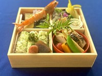 季節ごとに内容が変わります。
また、ご予算に応じて、内容がより豪華になります。
詳しくはご予約の際にご相談ください。

写真は5月の献立で、2,750円の内容です。