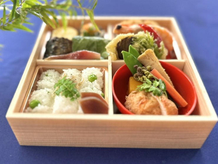 キャッスルエンタープライズ　「お家時間シリーズ 和食によく合う仕切り皿」6客　椿 楽天市場】三つ仕切り皿 トリフル 19.8cm A級品 日本製 美濃焼 陶器