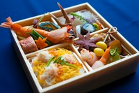 季節ごとに内容が変わります。
基本は2,750円～承っておりますが、より豪華なお弁当を愉しみたい方は、ご予算に応じて内容を変えさせて頂いております。

写真は4,400円の内容です。