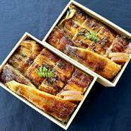 当店のうなぎは、白焼きした鰻を一度蒸してからタレ焼きしております。
余計な臭みがなく、身はふわふわ、皮はパリッと仕上げており、当店のイチオシメニューです。