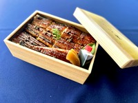 当店のうなぎは、白焼きした鰻を一度蒸してからタレ焼きしております。
余計な臭みがなく、身はふわふわ、皮はパリッと仕上げており、当店のイチオシメニューです。

土用丑の日、承ります。