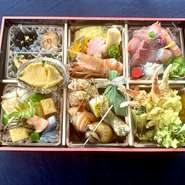 お誕生日など、お祝いの席でご利用頂けるお祝い膳になります。蒸物・吸物が不要な場合は、その分の食材をお弁当の中身に変えさせて頂いております。ご予約の際にご相談ください。

写真は8,000円の内容です。