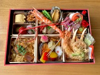 お誕生日など、お祝いの席でご利用頂けるお祝い膳になります。蒸物・吸物が不要な場合は、その分の食材をお弁当の中身に変えさせて頂いております。ご予約の際にご相談ください。

写真は8,000円の内容です。