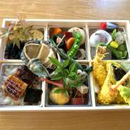 ご法要の席でご利用頂けるお祝い膳になります。蒸物・吸物が不要な場合は、その分の食材をお弁当の中身に変えさせて頂いてます。ご予約の際にご相談ください。

写真は7,700円の内容です。