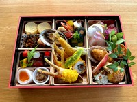 お誕生日など、お祝いの席でご利用頂けるお祝い膳になります。蒸物・吸物が不要な場合は、その分の食材をお弁当の中身に変えさせて頂いております。ご予約の際にご相談ください。

写真は6,050円の内容です。