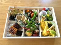 写真は7,700円の内容です。
10,000円まで承ります。