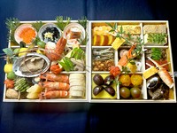 ご法要の席でご利用頂けるお祝い膳になります。蒸物・吸物が不要な場合は、その分の食材をお弁当の中身に変えさせて頂いてます。ご予約の際にご相談ください。

写真は7,700円の内容です。