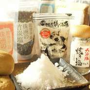 名物、塩で味わうハンバーグは、能登の天然塩により、中勢以の熟成肉の旨味を更に引き出した一品。香り豊かな熟成肉をshiosaiで。石川県の醤油や契約農家直送の熟成芋などこだわり満載です。