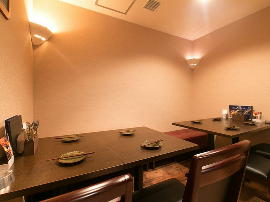 繁華街のビルの2階にひっそりとある、JAZZが流れる洋風酒場