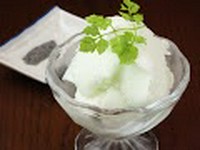ミルキーな塩アイスに竹炭塩をかけて食べる！　甘みと塩のコラボレーション。