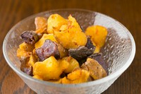 熟成芋のうま味と甘みが凝縮された2種類の熟成芋を使ったポテトフライ。能登の天然塩で味付けすることによりさらなる旨味を引き出します。