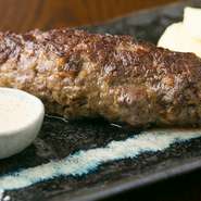 日本における熟成肉のパイオニア、中勢以の熟成肉は、熟成させることで20％の水分が抜けるため香りがよく、肉の力強さ、肉そのもののうま味が味わえます。名古屋では他では食べられません。