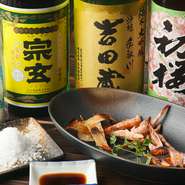 6年前から取引のある鶏肉業者から仕入れる地鶏は新鮮そのもの。特に内臓系の臭みが気にならず評判の食材です。また故郷石川県の塩は味の決め手。日本酒は8種類、他にプレミアなお酒やワインも常時用意しています。