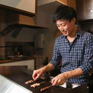 お客様の様子を見ながら、タイミングを考えて料理をつくっています。お出しして口にしていただくときに一番おいしい状態にできるように合わせた焼き物の焼き加減、お客様のお好みも伺いながらお出ししています。