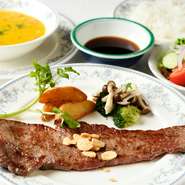 上質な五等級の飛騨牛は何もつけずに食べても充分なおいしさ。焼き方に定評のある料理長が焼き上げます。飛騨牛サーロインステーキ150g、スープ、ライス、サラダ付。